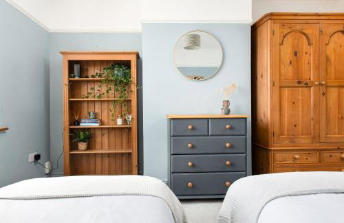 Charming Family Home with Stoves, Garden & Parking - Foto 40