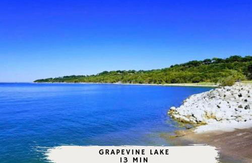 DFW Getaway - 4 Bedrooms Pool Oasis Media Room - Photo 50