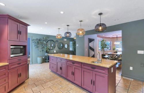 Lux Retreat with Indoor Swim Spa Game Lounge Theater Hot Tub Sauna - Foto 23