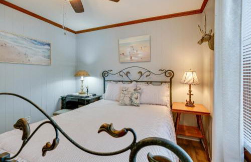 Oak Island Vacation Rental with Decks, Walk to Beach - Foto 21