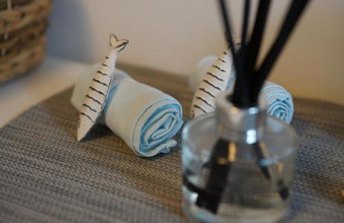 Stunning pied-a-terre moments from the water. - Photo 15