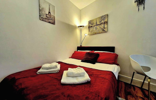 Seaside Bliss Apartment for Style and Comfort - Photo 6