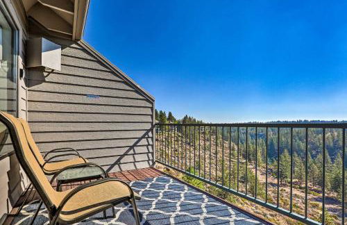 Hiking Trail and Hot Tub Access Bend Condo with Deck - Foto 1