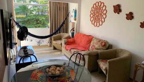 Apartamento Praia das Astúrias, 2 minutos de caminhada para praia, piscina, garagem demarcada, cama Queen - Foto 3