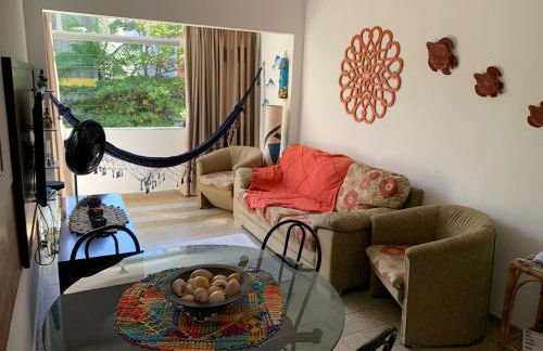 Apartamento Praia das Astúrias, 2 minutos de caminhada para praia, piscina, garagem demarcada, cama Queen - Foto 3