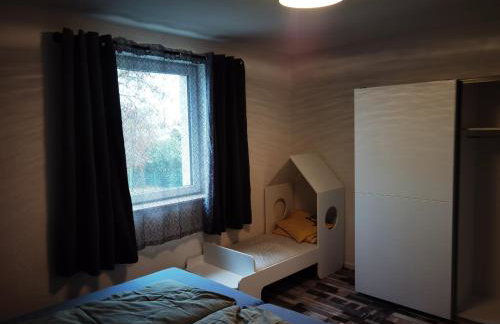 Modernes behagliches Haus mit Kamin, Terrasse und Garten - Foto 23