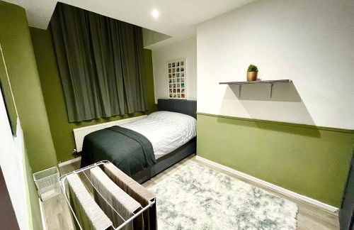 AdeamStays provides Beautiful centrally located 1 and 2 bed apartments on Liverpools Boulevard - Foto 63