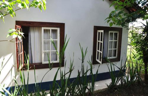 Casa COMPLETA, 2 quartos, Estacionamento GRATUITO, WIFI 300MB, frigobar, microondas, fogão e jardim - Foto 12