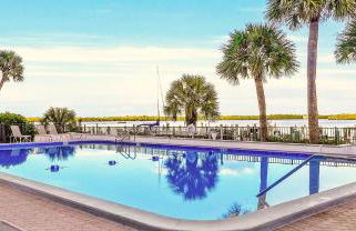 Waterfront Island Oasis! Heated Pool with Stunning View & 2 Full Bath - Foto 28