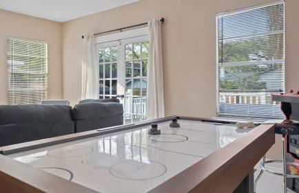 Modern Moroccan Villa w/ Firepit, BBQ + Game Room! - Foto 55