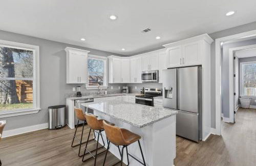 Gated Parking + Fire Pit | Near Zoo + Rhodes - Foto 8