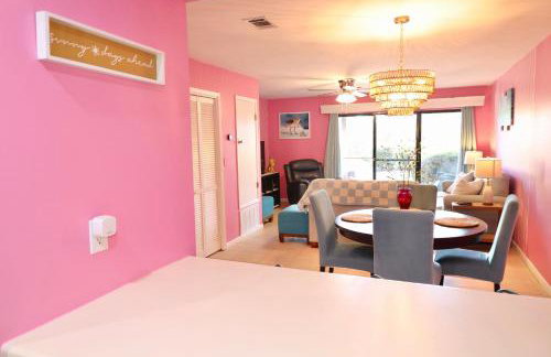 Pink Dream House - 2BR, Pools, Patios, & Walk to Ocean in Panama City Beach - Foto 37