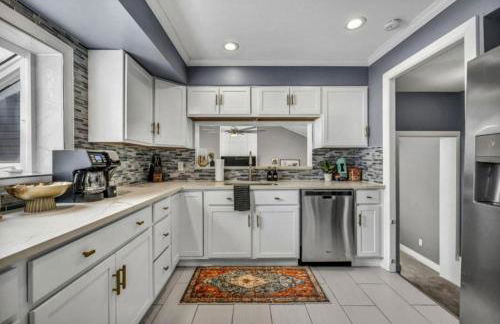 Swim and Relax In our Pool and Hot Tub and Recently Renovated - Foto 21