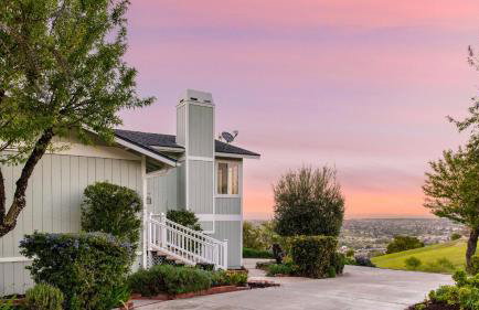 Stunning Escape • Hot Tub Panoramic View Prime Location Hilltop by AvantStay - Photo 32