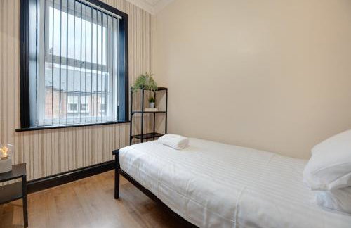 Newcastle CITY APT35,FREE STREET PARKING,4 BEDROOM HOUSE,8 SINGLE BEDS,FULL KITCHEN,ALL ROOMS WITH TVs,NETFLIX - Photo 36