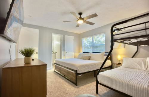 Luxury 4BR Getaway with Heated Pool & Cozy Vibes! - Foto 24