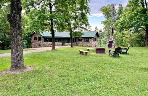Tranquil Riverfront Cabin Retreat with Wildlife, Trails & Open Skies in Tahlequah, Oklahoma - Foto 1