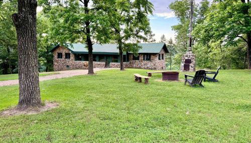 Tranquil Riverfront Cabin Retreat with Wildlife, Trails & Open Skies in Tahlequah, Oklahoma - Foto 1