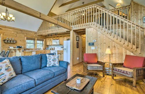 10 Mi to Lake Lure Mtn-View Cabin with Deck and Loft! - Foto 6