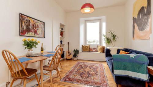 Edinburgh Castle Views! Stylish 2BD Flat, Sleeps 4 - Foto 2