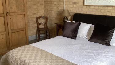 Basils Bolthole - Photo 3