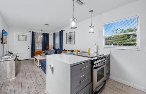 NEW Steps to Downtown - 7 Mins to Beach & Free Parking - Foto 15