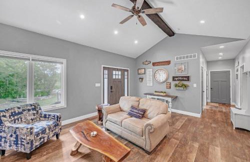 Lakeside Retreat with Hot Tub & Game Room home - Foto 21