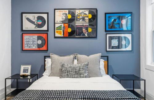 Modern House by Downtown with Garage and Fenced-in Yard - Foto 26