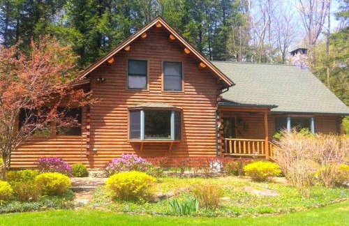 Cozy Log Cabin with a Private Hot Tub near Beartown State Forest, Massachusetts - Foto 1