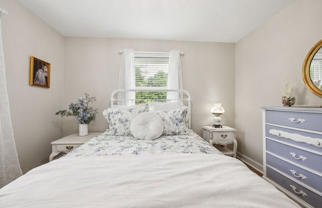 Tranquil Cozy 3br Home With Deck & Bbq 3 Bedroom Home by RedAwning - Photo 9