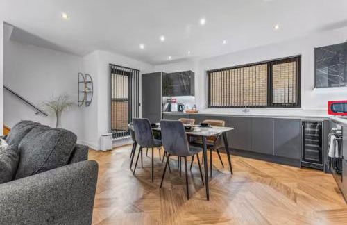 Super King Penthouse Minutes from Arndale Centre - Pass the Keys - Foto 1