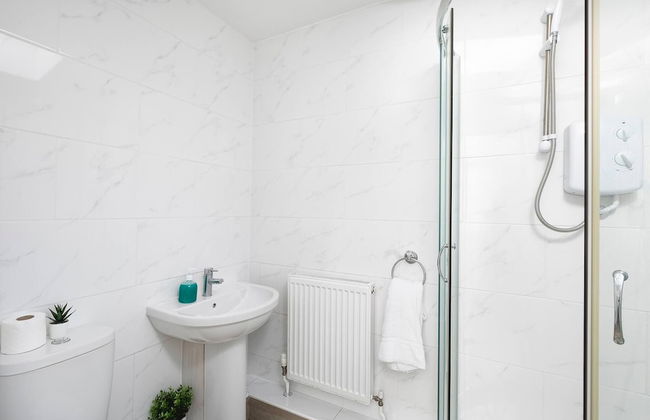 Skyvillion - Enfield 4bed House W Garden & Parking - Photo 34