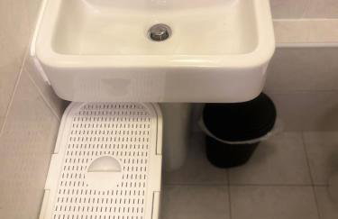 Cozy Two Bedroom Flat 1 Minute from Forest Hill Train Station - Photo 9