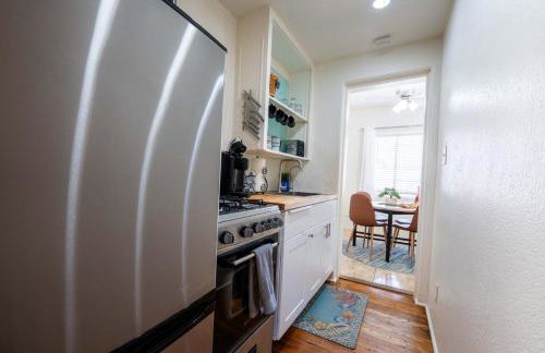 Breezy 1BR Retreat Walk to UofA and Spring Fun - Foto 42