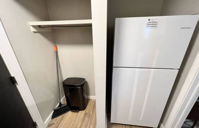 Cozy 1 Bedroom Rental With Den Free Parking Close to University - Photo 11