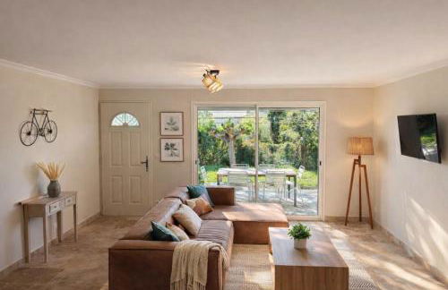 Maison en pierre avec piscine chauffée, jacuzzi et vue sur Gordes - Photo 2