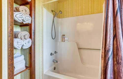 Wellsboro Farmhouse with Grill and Fire Pit! - Foto 14