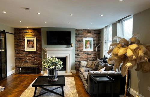 Manchester Luxury Country House Close To The City With Hot Tub & BBQ Fire Pit. - Foto 45