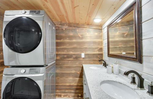 Lakefront Motley Cabin with Private Deck and Dock! - Foto 17