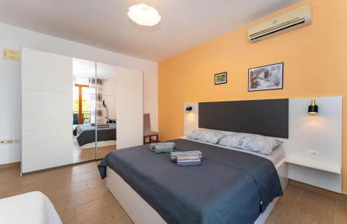 2 Bedroom Amazing Apartment In Modric - Photo 7