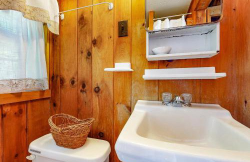 Lake Views! Small Group Getaway in Northport - Foto 22