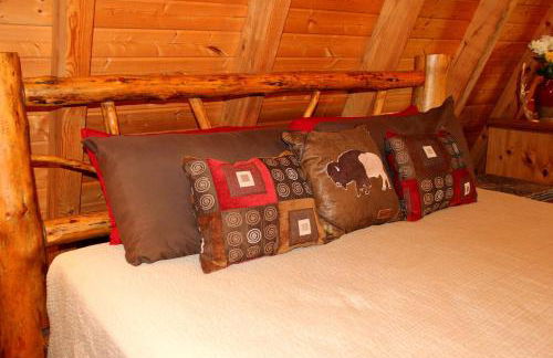 Rustic-Modern Log Cabin Getaway: Family-Friendly, Quiet Ranch, Wildlife at Your Door in Clyde, North Carolina - Foto 18