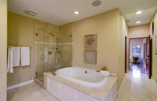 Mediterranean Beauty with Rooftop Deck and Views - Foto 28