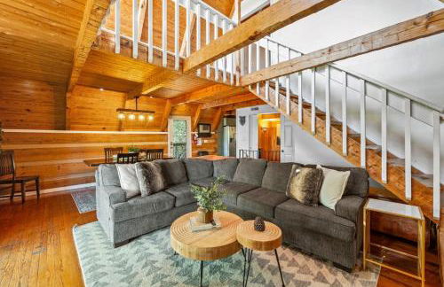 Charming A-Frame Cabin w Hot Tub & Mountain Views - Foto 16