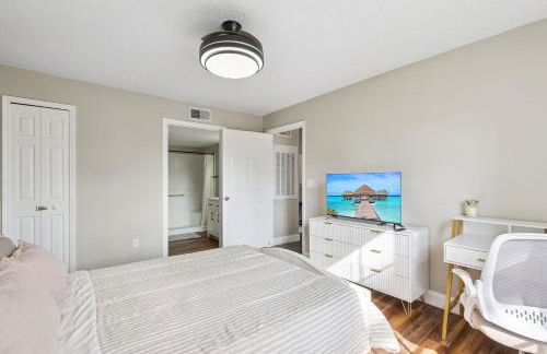 Quiet Gated Condo Near Universal with Pool and View - Foto 7