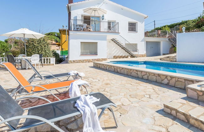 Cozy Villa in Lloret de Mar With Private Pool for 11 pax - Photo 31