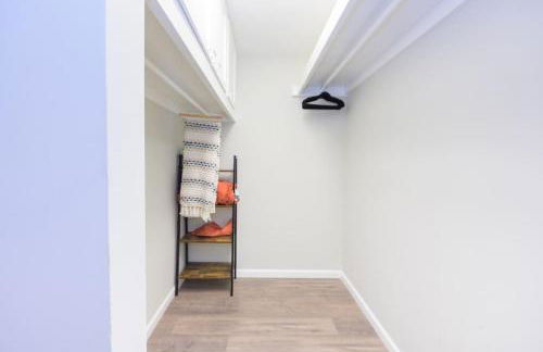 Charming and Cozy 1 Bedroom 1 Bathroom Guest Suite in Silverlake - Foto 33