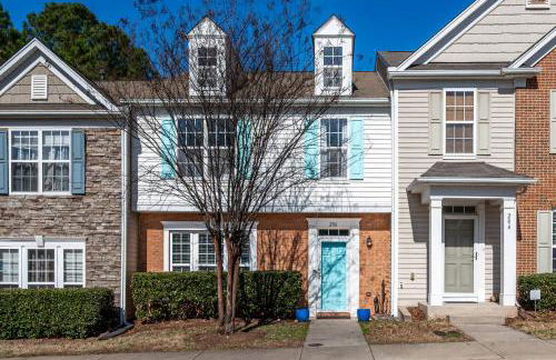 Modern 3-BR Townhome w Private Backyard Near RTP - Foto 65