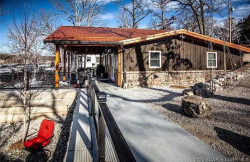 Lakefront w/ Private Dock, 2 Slips, Swim Mat, Firepit, & Covered Patio 44mm - Foto 2