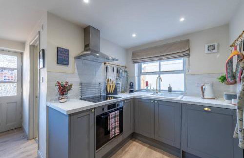 Little Apple Cottage- Free Parking, Hot tub, Fire, Town Centre - Photo 4
